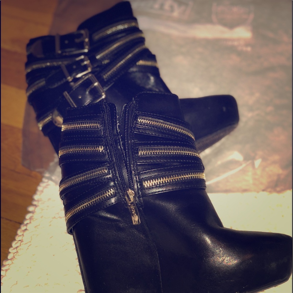 BCBG LEATHER WEDGE ANGLE BOOTS 7.5